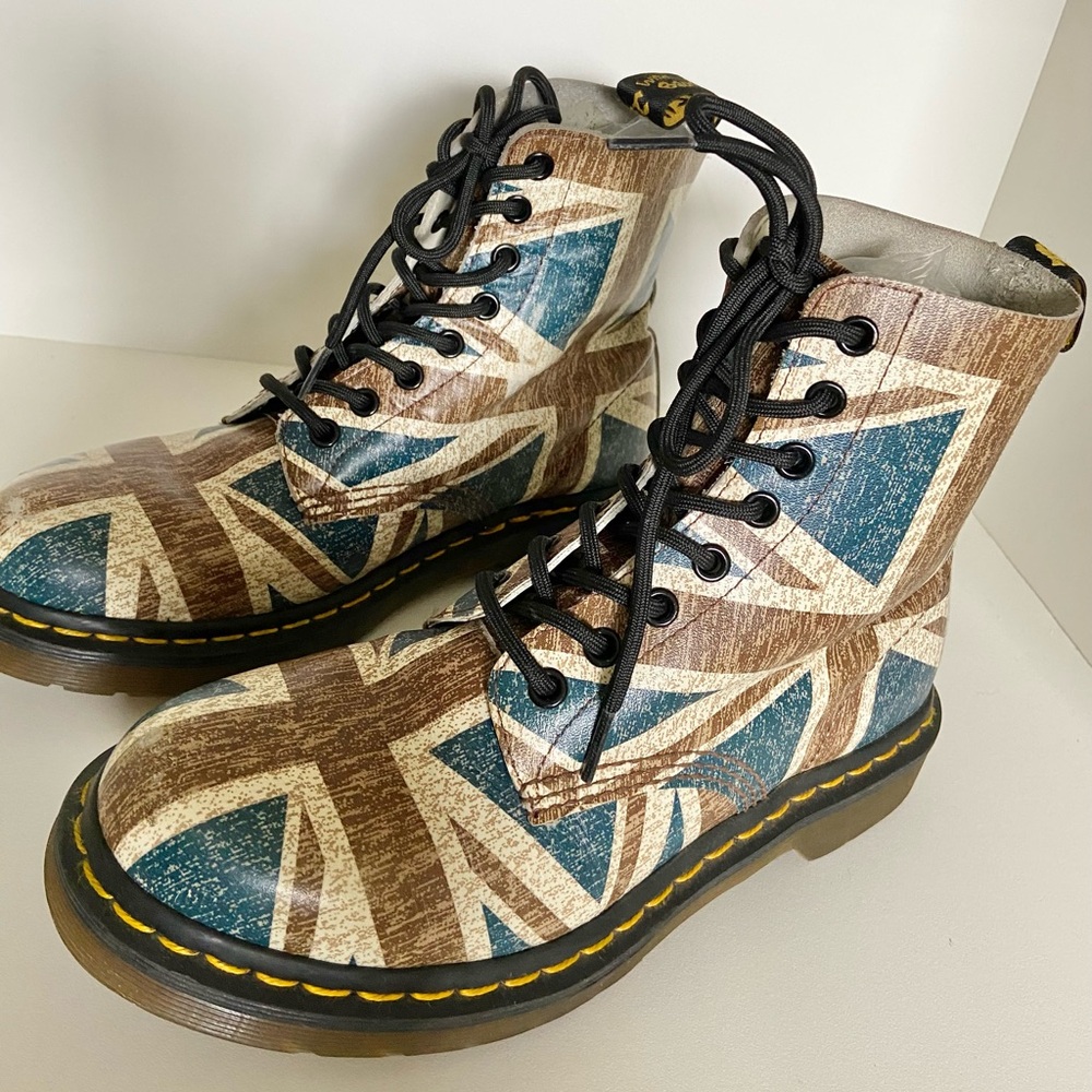 Doc Martens Union Jack Pascal Boots Virginia Size 8 UK Flag